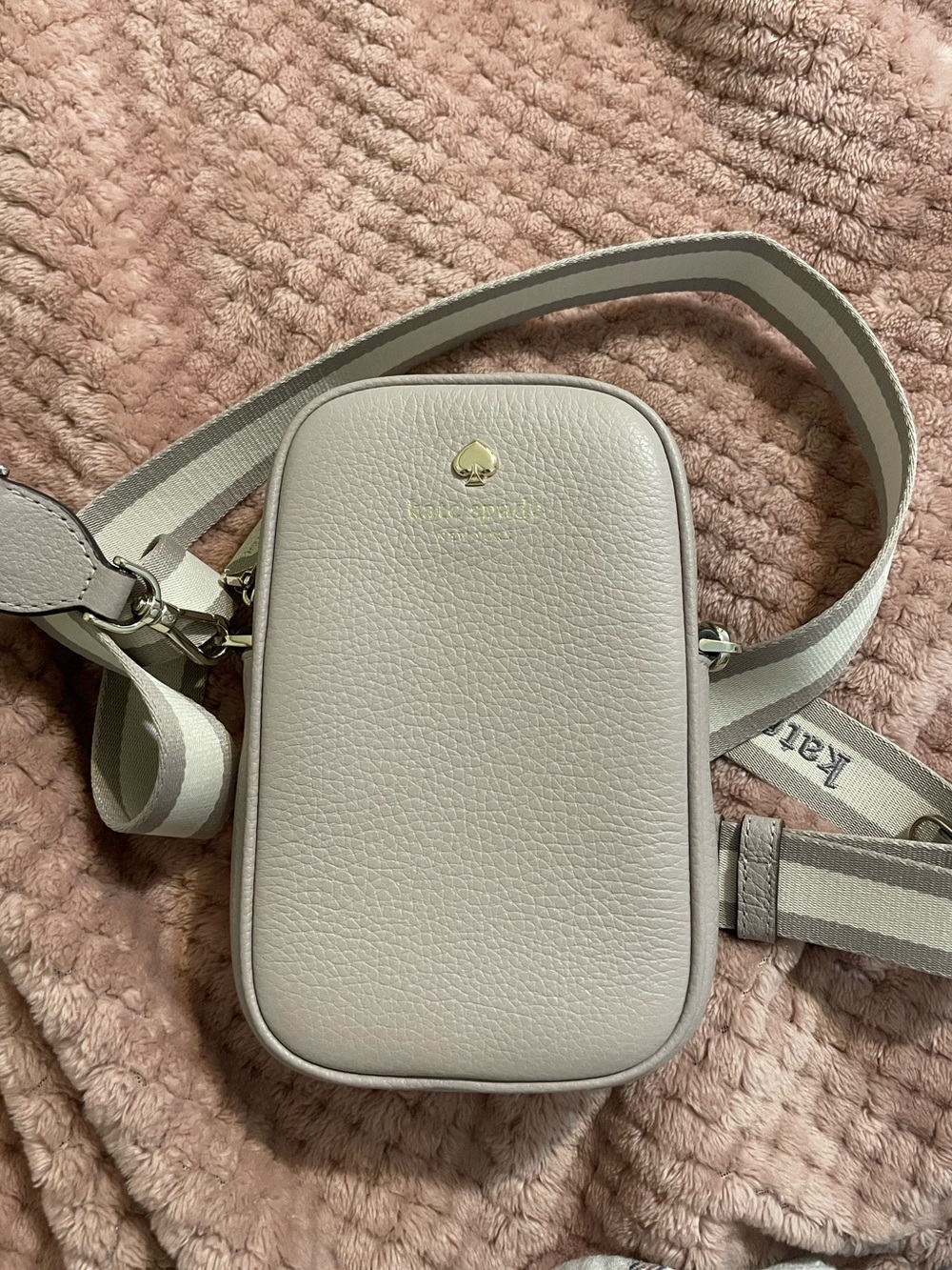 Excellent Condition - Kate Spade small cellphone crossbody in cozy grey!